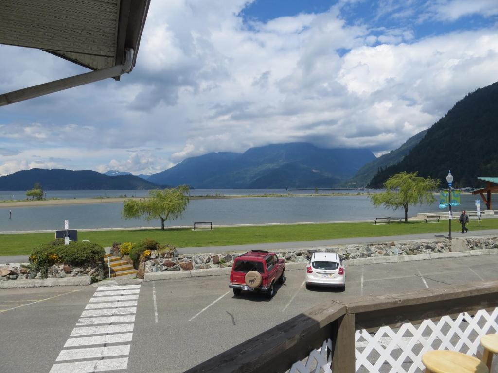 Harrison Village Motel Harrison Hot Springs Bagian luar foto