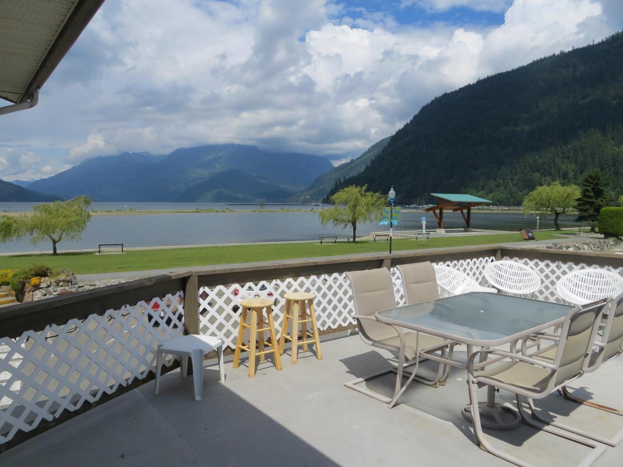 Harrison Village Motel Harrison Hot Springs Bagian luar foto