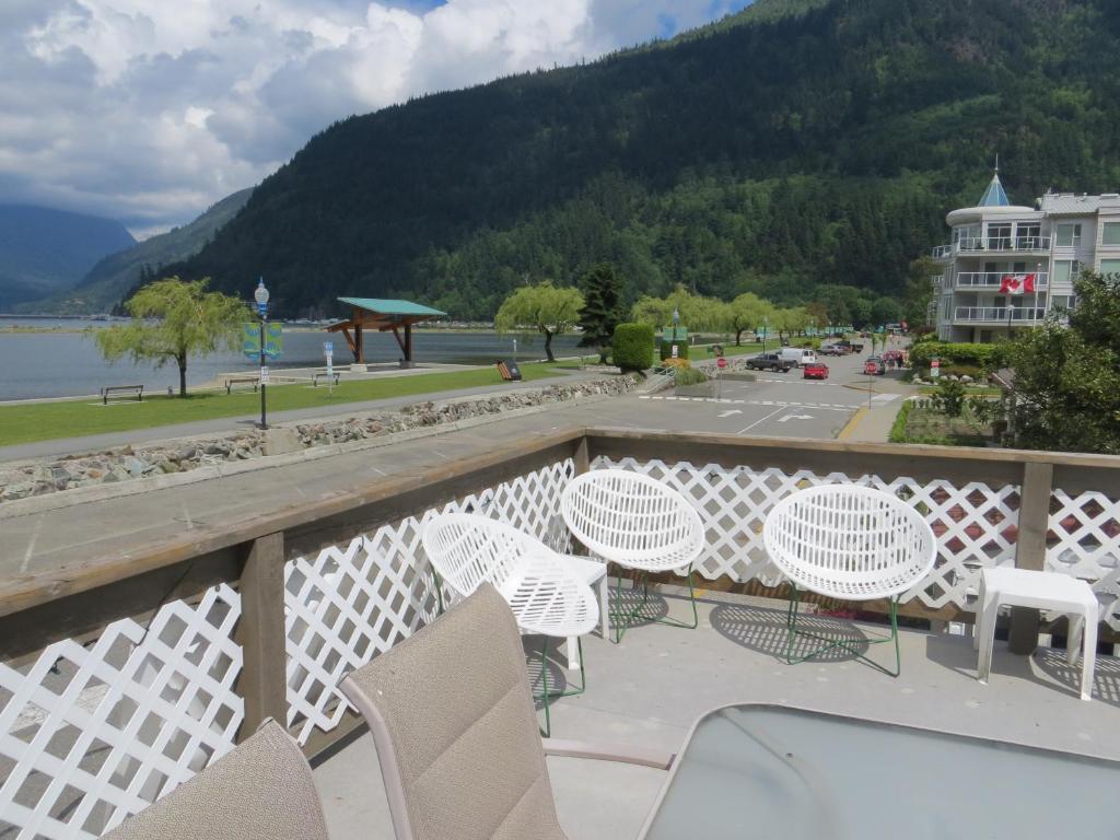 Harrison Village Motel Harrison Hot Springs Bagian luar foto