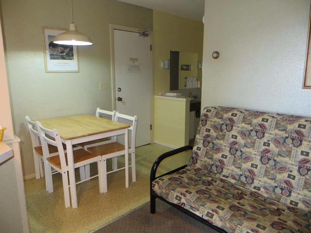 Harrison Village Motel Harrison Hot Springs Bagian luar foto